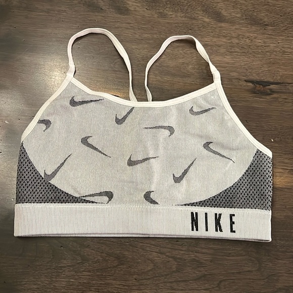 Nike sports bra. Girls medium like new. - Picture 1 of 3